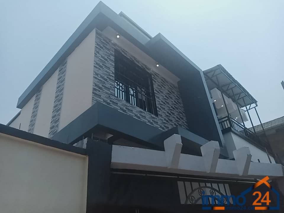 Parcelle avec maison en vente à N’Djili Immo24 la solution