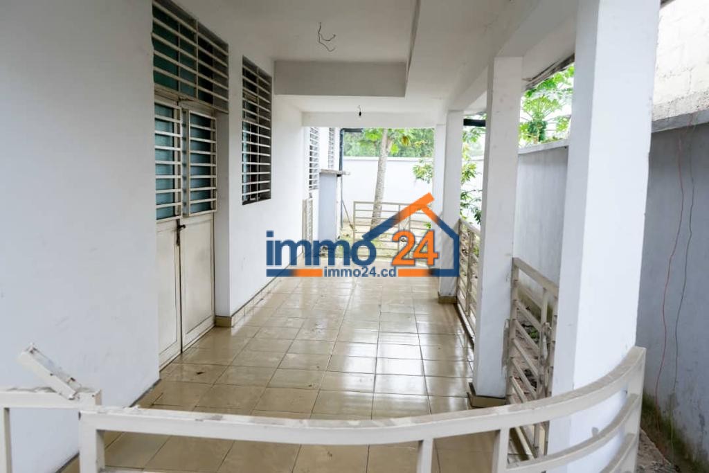 Grande maison de 14 chambres A vendre à KinshasaNgaliema Immo24 la