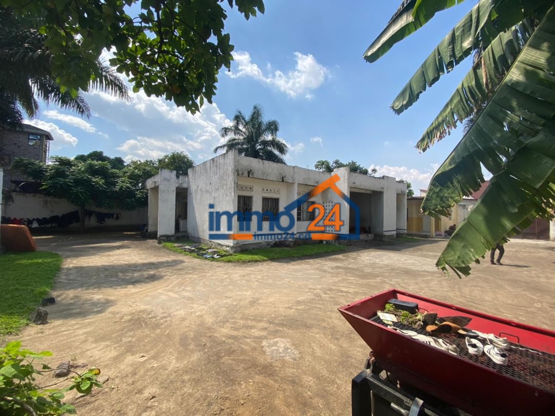 Concession avec 3 maisons habitables À vendre à KinshasaLimete